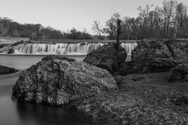 大瀑布是密苏里州最大的不断流动的自然瀑布 它位于密苏里州西南部的乔普林 — 图库照片