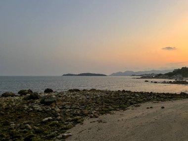 Choengmon Sahili ve Deniz Burnu Panoramik Manzarası, Koh Samui, Turkuaz Okyanusu ve Bereketli Sahil Kıyısı ile Tayland Tropikal Adası Cenneti