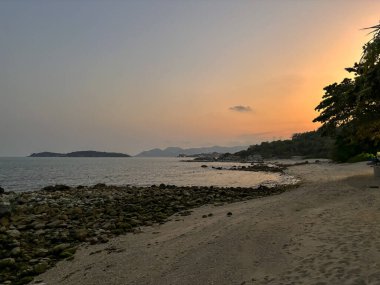 Choengmon Sahili ve Deniz Burnu Panoramik Manzarası, Koh Samui, Turkuaz Okyanusu ve Bereketli Sahil Kıyısı ile Tayland Tropikal Adası Cenneti