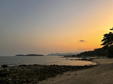 Choengmon Sahili ve Deniz Burnu Panoramik Manzarası, Koh Samui, Turkuaz Okyanusu ve Bereketli Sahil Kıyısı ile Tayland Tropikal Adası Cenneti