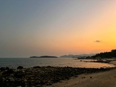 Choengmon Sahili ve Deniz Burnu Panoramik Manzarası, Koh Samui, Turkuaz Okyanusu ve Bereketli Sahil Kıyısı ile Tayland Tropikal Adası Cenneti