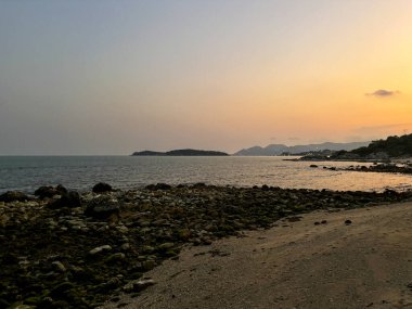 Choengmon Sahili ve Deniz Burnu Panoramik Manzarası, Koh Samui, Turkuaz Okyanusu ve Bereketli Sahil Kıyısı ile Tayland Tropikal Adası Cenneti