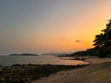 Choengmon Sahili ve Deniz Burnu Panoramik Manzarası, Koh Samui, Turkuaz Okyanusu ve Bereketli Sahil Kıyısı ile Tayland Tropikal Adası Cenneti