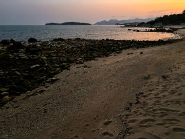 Choengmon Sahili ve Deniz Burnu Panoramik Manzarası, Koh Samui, Turkuaz Okyanusu ve Bereketli Sahil Kıyısı ile Tayland Tropikal Adası Cenneti