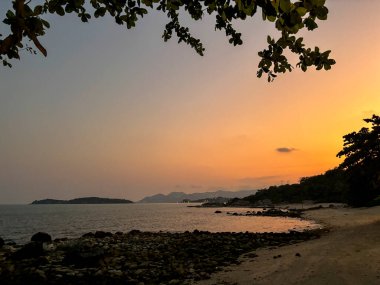 Choengmon Sahili ve Deniz Burnu Panoramik Manzarası, Koh Samui, Turkuaz Okyanusu ve Bereketli Sahil Kıyısı ile Tayland Tropikal Adası Cenneti