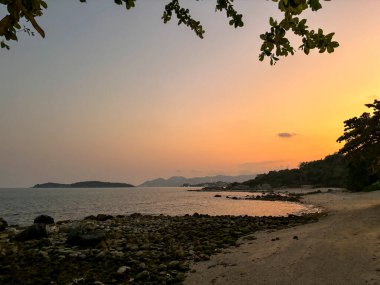 Choengmon Sahili ve Deniz Burnu Panoramik Manzarası, Koh Samui, Turkuaz Okyanusu ve Bereketli Sahil Kıyısı ile Tayland Tropikal Adası Cenneti