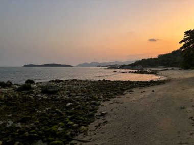 Choengmon Sahili ve Deniz Burnu Panoramik Manzarası, Koh Samui, Turkuaz Okyanusu ve Bereketli Sahil Kıyısı ile Tayland Tropikal Adası Cenneti