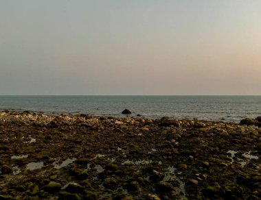 Choengmon Sahili ve Deniz Burnu Panoramik Manzarası, Koh Samui, Turkuaz Okyanusu ve Bereketli Sahil Kıyısı ile Tayland Tropikal Adası Cenneti