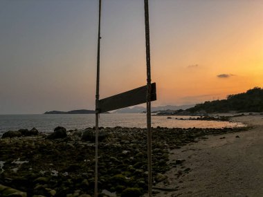 Choengmon Sahili ve Deniz Burnu Panoramik Manzarası, Koh Samui, Turkuaz Okyanusu ve Bereketli Sahil Kıyısı ile Tayland Tropikal Adası Cenneti