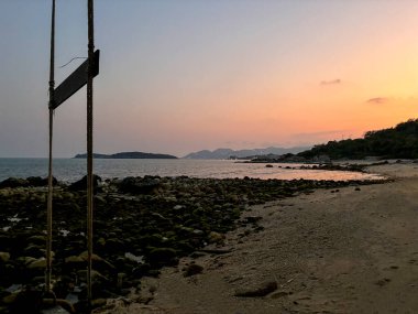 Choengmon Sahili ve Deniz Burnu Panoramik Manzarası, Koh Samui, Turkuaz Okyanusu ve Bereketli Sahil Kıyısı ile Tayland Tropikal Adası Cenneti