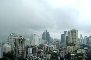 Bulutlu ve Yağmurlu bir günde Bangkok Şehri Bulutlu Gökyüzü ve Islak Hava Atmosferiyle Gökyüzü