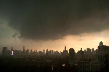 Bulutlu ve Yağmurlu bir günde Bangkok Şehri Bulutlu Gökyüzü ve Islak Hava Atmosferiyle Gökyüzü