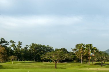 Bereketli Yeşil Golf Sahasının Manikürlü Pistleri ve Doğal Manzarası