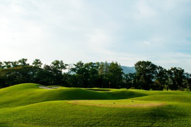 Bereketli Yeşil Golf Sahasının Manikürlü Pistleri ve Doğal Manzarası