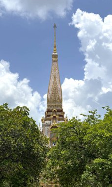 Phuket, Tayland 'daki Wat Chalong Tapınağı' ndaki süslü tapınak karmaşık oymalar ve altın detaylarla geleneksel Tayland mimarisini sergiliyor. Manevi ve kültürel mirası yansıtan saygın bir Budist bölgesi ve popüler bir turizm merkezi.