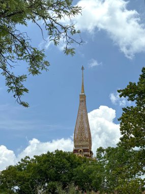 Phuket, Tayland 'daki Wat Chalong Tapınağı' ndaki süslü tapınak karmaşık oymalar ve altın detaylarla geleneksel Tayland mimarisini sergiliyor. Manevi ve kültürel mirası yansıtan saygın bir Budist bölgesi ve popüler bir turizm merkezi.