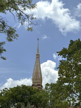 Phuket, Tayland 'daki Wat Chalong Tapınağı' ndaki süslü tapınak karmaşık oymalar ve altın detaylarla geleneksel Tayland mimarisini sergiliyor. Manevi ve kültürel mirası yansıtan saygın bir Budist bölgesi ve popüler bir turizm merkezi.