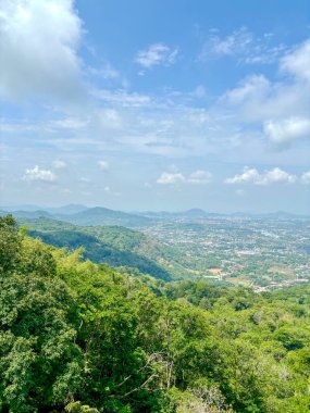 Tayland, Phuket 'teki Büyük Buda' nın tepesinden panoramik deniz manzarası. Turkuaz suları, yemyeşil yemyeşil ve parlak tropikal bir gökyüzü altında uzak adaları olan çarpıcı bir kıyı manzarası. Güneydoğu Asya 'da popüler bakış açısı ve turistik ilgi.