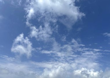 Sıcak ve serin renklerle dolu canlı ve dramatik bir gökyüzü çarpıcı bir doğal değişim yaratıyor. Güneş doğarken ya da batarken güzellik, sükunet ve atmosfer harikası temaları için mükemmel.