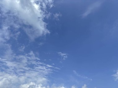 Sıcak ve serin renklerle dolu canlı ve dramatik bir gökyüzü çarpıcı bir doğal değişim yaratıyor. Güneş doğarken ya da batarken güzellik, sükunet ve atmosfer harikası temaları için mükemmel.