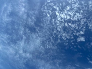 Sıcak ve serin renklerle dolu canlı ve dramatik bir gökyüzü çarpıcı bir doğal değişim yaratıyor. Güneş doğarken ya da batarken güzellik, sükunet ve atmosfer harikası temaları için mükemmel.