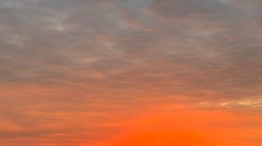 Sıcak ve serin renklerle dolu canlı ve dramatik bir gökyüzü çarpıcı bir doğal değişim yaratıyor. Güneş doğarken ya da batarken güzellik, sükunet ve atmosfer harikası temaları için mükemmel.