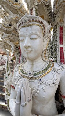 Tayland 'da bir tapınak ortamında sergilenen Tayland Budist mitolojisinde göksel bir varlık olan Deva' nın entrika ile hazırlanmış bir figürü.. 