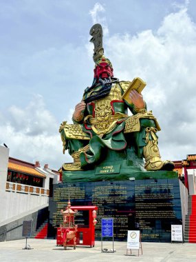 Tayland, Koh Samui 'deki renkli Guan-Yu Tapınağı' nda saygıdeğer Çinli savaşçı tanrıçanın çarpıcı bir heykeli yer alıyor. Tapınak geleneksel Çin mimarisi, karmaşık dekorasyonlar ve canlı renklerle süslenmiş.