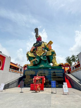 Tayland, Koh Samui 'deki renkli Guan-Yu Tapınağı' nda saygıdeğer Çinli savaşçı tanrıçanın çarpıcı bir heykeli yer alıyor. Tapınak geleneksel Çin mimarisi, karmaşık dekorasyonlar ve canlı renklerle süslenmiş.