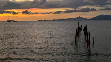 Bophut Beach 'te Altın Gün Batımı Işığı, Koh Samui, Tayland Akşam Parıltısı' nda Tropikal Sahil