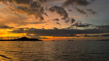 Bophut Beach 'te Altın Gün Batımı Işığı, Koh Samui, Tayland Akşam Parıltısı' nda Tropikal Sahil