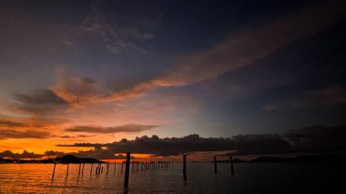 Bophut Beach 'te Altın Gün Batımı Işığı, Koh Samui, Tayland Akşam Parıltısı' nda Tropikal Sahil
