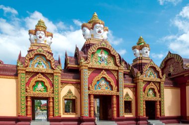 Wachiramongkol (Wat Bang Thong), Phang Nga, Tayland Kutsal Tayland Tapınağı 'nın Süslü Girişi' nde Deva Heykelleri ile Tapınak Kapısı