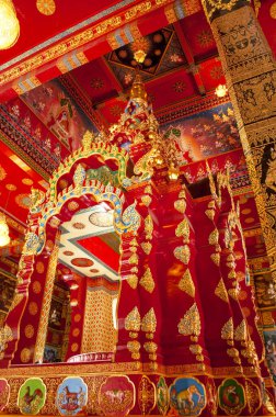 Wat Maha 'daki Wachiramongkol (Wat Bang Thong), Phang Nga, Tayland Geleneksel Tayland Tapınağı Sanatı' nda Altın ve Kırmızı Tasarım ile süslenmiştir.