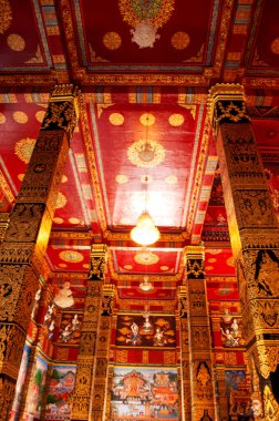 Wat Maha 'daki Wachiramongkol (Wat Bang Thong), Phang Nga, Tayland Geleneksel Tayland Tapınağı Sanatı' nda Altın ve Kırmızı Tasarım ile süslenmiştir.