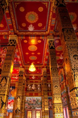 Wat Maha 'daki Wachiramongkol (Wat Bang Thong), Phang Nga, Tayland Geleneksel Tayland Tapınağı Sanatı' nda Altın ve Kırmızı Tasarım ile süslenmiştir.