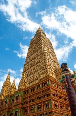 Wat Maha 'daki Altın Pagoda Wachiramongkol (Wat Bang Thong), Phang Nga, Tayland Majestik Budist Tapınağı Mimarisi