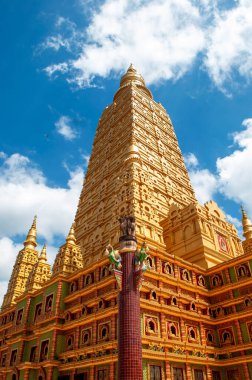 Wat Maha 'daki Altın Pagoda Wachiramongkol (Wat Bang Thong), Phang Nga, Tayland Majestik Budist Tapınağı Mimarisi