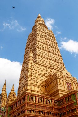 Wat Maha 'daki Altın Pagoda Wachiramongkol (Wat Bang Thong), Phang Nga, Tayland Majestik Budist Tapınağı Mimarisi