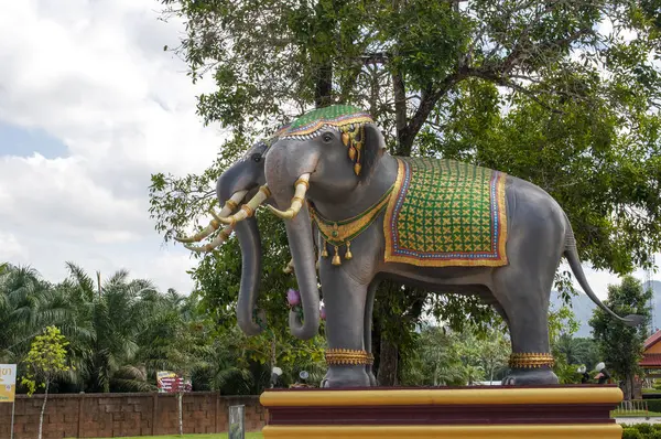 Wat Maha 'daki çatıyı süsleyen fil heykelleri (Wachiramongkol), Phang Nga, Tayland sembolik Tayland tapınağı mimarisi