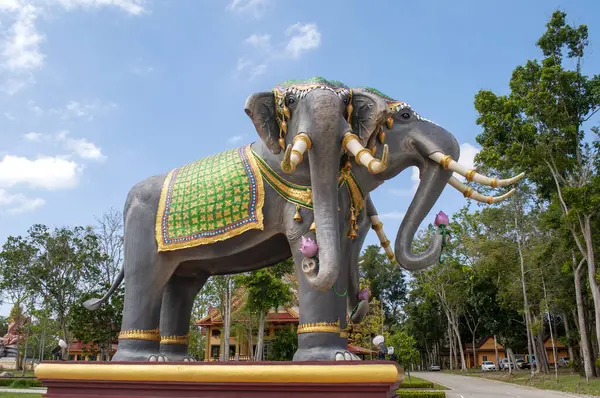 Wat Maha 'daki çatıyı süsleyen fil heykelleri (Wachiramongkol), Phang Nga, Tayland sembolik Tayland tapınağı mimarisi