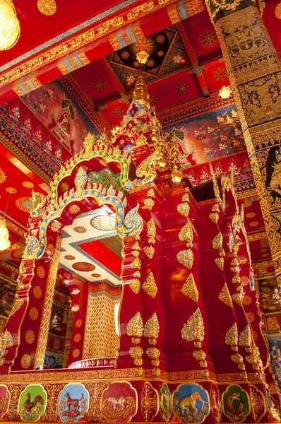 Wat Maha 'daki Wachiramongkol (Wat Bang Thong), Phang Nga, Tayland Geleneksel Tayland Tapınağı Sanatı' nda Altın ve Kırmızı Tasarım ile süslenmiştir.