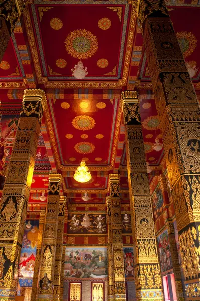 Wat Maha 'daki Wachiramongkol (Wat Bang Thong), Phang Nga, Tayland Geleneksel Tayland Tapınağı Sanatı' nda Altın ve Kırmızı Tasarım ile süslenmiştir.