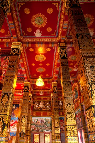 Wat Maha 'daki Wachiramongkol (Wat Bang Thong), Phang Nga, Tayland Geleneksel Tayland Tapınağı Sanatı' nda Altın ve Kırmızı Tasarım ile süslenmiştir.