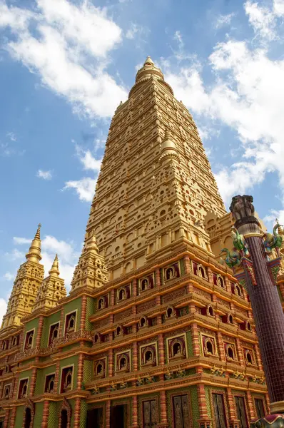 Wat Maha 'daki Altın Pagoda Wachiramongkol (Wat Bang Thong), Phang Nga, Tayland Majestik Budist Tapınağı Mimarisi