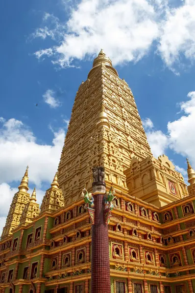 Wat Maha 'daki Altın Pagoda Wachiramongkol (Wat Bang Thong), Phang Nga, Tayland Majestik Budist Tapınağı Mimarisi