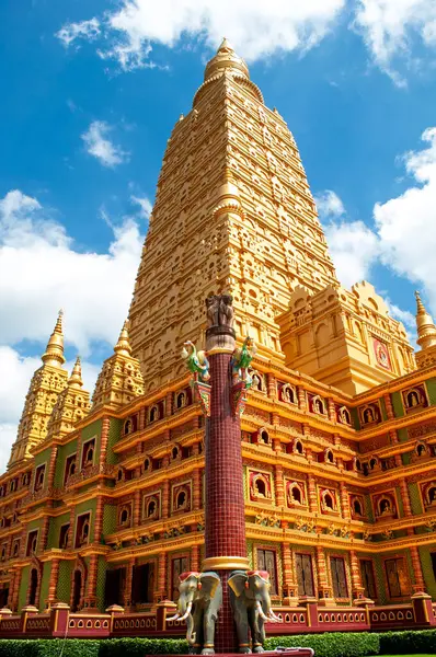 Wat Maha 'daki Altın Pagoda Wachiramongkol (Wat Bang Thong), Phang Nga, Tayland Majestik Budist Tapınağı Mimarisi