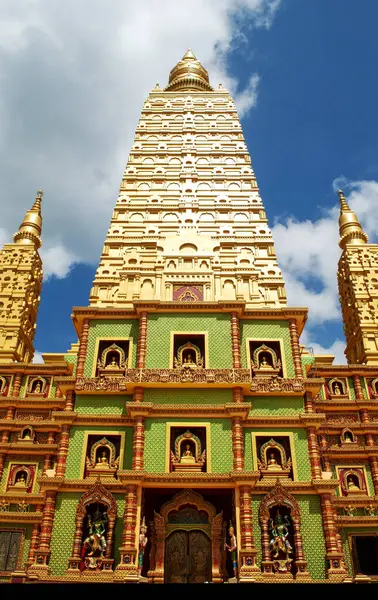 Wat Maha 'daki Altın Pagoda Wachiramongkol (Wat Bang Thong), Phang Nga, Tayland Majestik Budist Tapınağı Mimarisi