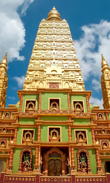 Wat Maha 'daki Altın Pagoda Wachiramongkol (Wat Bang Thong), Phang Nga, Tayland Majestik Budist Tapınağı Mimarisi