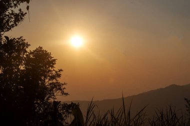 Nakhon Si Thammarat 'ta Alacakaranlık Sırasındaki Huzurlu Gün Batımı Yumuşak Işık ve Renkli Gökyüzü ile Tayland Serenası